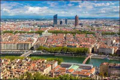 Quelle est cette ville française située au confluent du Rhône et de la Sâone dont le surnom est "la capitale des Gaules" ?