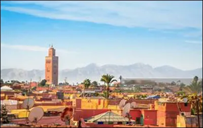 Quelle est cette ville du Maroc située au pied de l'Atlas célèbre pour ses bâtiments colorés dont le surnom est "la ville rouge" ?