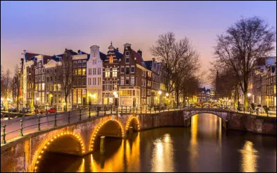 Quelle est cette ville, capitale des Pays-Bas qui comporte de nombreux canaux d'où son surnom "la Venise du nord" ?