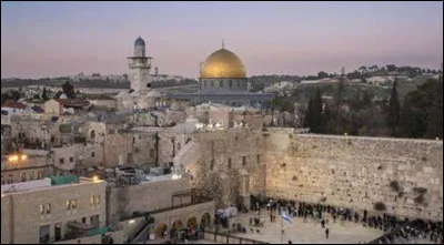 Quelle est cette ville d'Israël dont le surnom est "la ville Sainte" ?