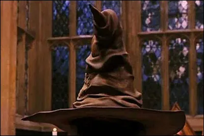 Le professeur McGonagall accueille les nouveaux élèves et les emmène dans la Grande salle, où le Choixpeau magique répartira les élèves dans différentes maisons. Harry ira à...