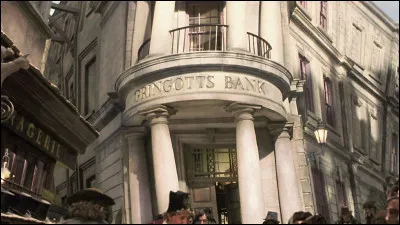 Ensuite, le duo se rend à la banque de Gringotts pour retirer des sous dans le coffre fort de Harry. Par quelles créatures est tenue la banque ?