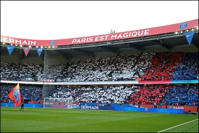 Combien de places fait le Parc des Princes ?
