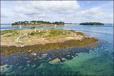 Quel est le nom de la mer intérieure d'une longueur est-ouest de 20 kilomètres environ parsemée de nombreuses îles et îlots, située en Bretagne ?