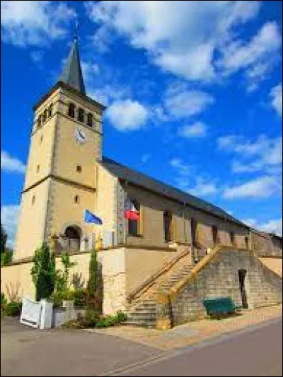 Nous sommes maintenant dans le Grand-Est, au pied de l'église Saint-Pancrace, à Brettnach. Village de l'arrondissement de Forbach-Boulay-Moselle, il se situe ...