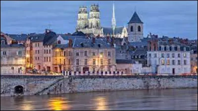 Je vous propose de partir dans le Centre-Val-de-Loire à la découverte d'Orléans. Ancienne capitale du royaume de France au Ve siècle et préfecture de son département, traversée par la Loire, elle se situe ...