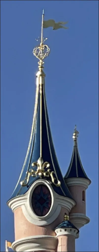 Quelle est la statuette qui est sur le haut du château ?