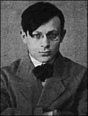 L'un des fondateurs du mouvement DADA, auteur de 'L'Essai sur la situation de la posie' ou de 'L'homme approximatif', il s'appelle...