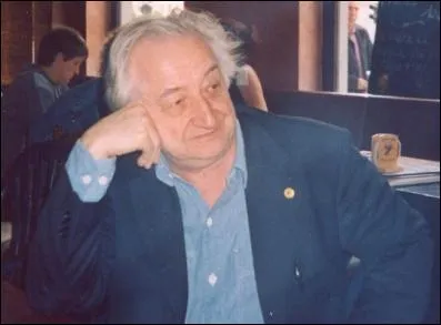 Chef de file de l'onirisme (le seul courant littraire  s'opposer au ralisme socialiste de l'poque). Quelques titres : 'Les Noces ncessaires', 'Exercices d'attente', 'Le Mot sablier'; c'est :