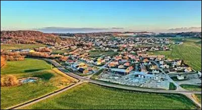 Ancienne commune de Bourgogne-Franche-Comté, sur le plateau d'Ornans, Tarcenay se situe dans le département ...