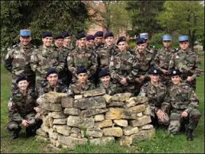 À environ cinq kilomètres de la ville d'Orange, quelle armée a implanté une base ?