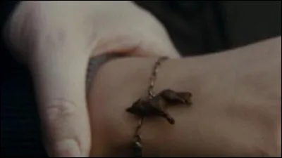 J'ai offert un bracelet à Bella avec un loup sculpté en bois.