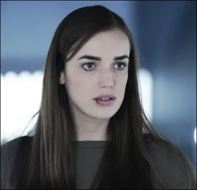 Quelle actrice incarne Jemma Simmons ?