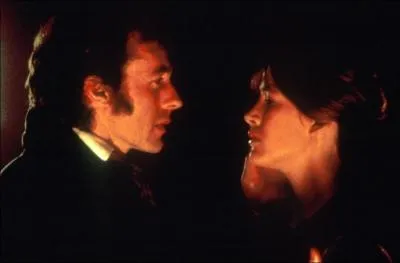 Qui est l'enfant que doit garder Sophie Marceau dans 'Firelight' ?