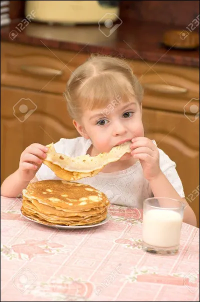 Complétez les pointillés avec un verbe au passé composé : ''Chloé ... manger des crêpes. Celles-ci étaient délicieuses !''.