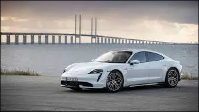 Porsche aussi s'est mis à la commercialisation de voitures électriques. Voici la ou le ...