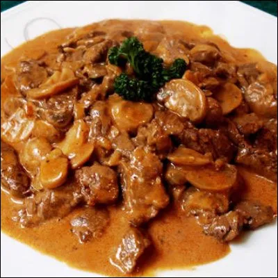 Quel plat à base de viande, de crème et de champignons aurait été inventé par le cuisinier français dun comte russe ?