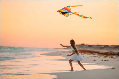Avec quoi joue cette petite fille ?