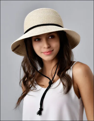 Que porte cette femme sur la tête ?