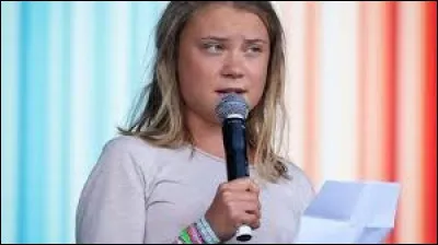 Qui est cette jeune ex-lycéenne qui alerte sur les risques d'un dérèglement climatique ?