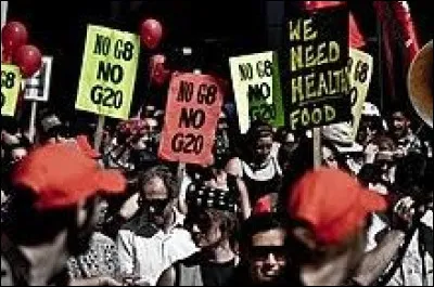 Quel est le slogan des altermondialistes depuis les années 2000 ?