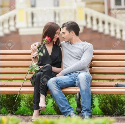 Vous voilà seuls assis sur un banc sous un magnifique saule pleureur. Ton crush te prend les mains et plonge son regard dans le tien. Alors ton rêve se réalise car il te demande si tu veux être sa cavalière au bal. Comment réagis-tu ?