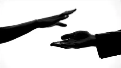 Il t'aperçoit et s'approche de toi et tu commences à rougir légèrement. Il te tend la main pour te demander de danser avec lui. Que décides-tu de faire ?