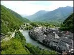 Ancienne place forte, la'cl de la France' commandait le dbouch du val d'Aran vers la Gascogne. Des maisons grises baignes par le torrent, tour, chteau, remparts, c'est la patrie de Gallieni