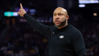 Cet homme est coach. Mais de quelle équipe ?