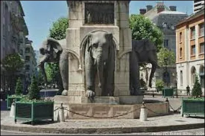 Ou est situ&eacute;e cette fontaine surnomm&eacute;e ''les quatre sans cul'' sachant qu'elle est en Savoie ?
