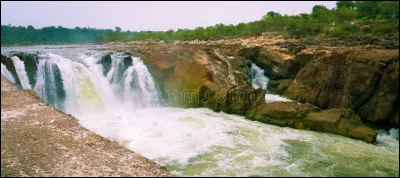 Dans quel pays coule le fleuve Narmada ?