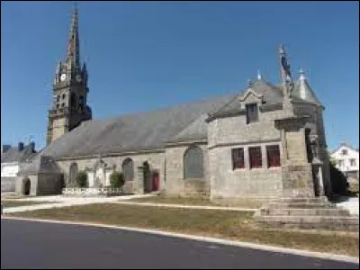 Vous avez sur cette image l'église Saint-Pierre-Saint-Paul, à Guiscriff. Ville de l'arrondissemet de Pontivy, elle se situe en région ...