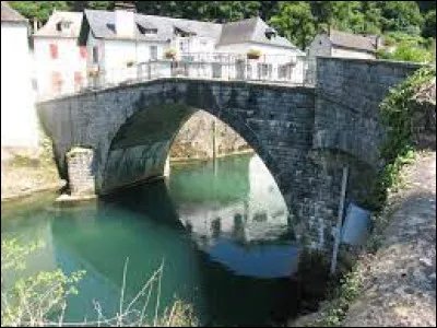 Voici le pont des lamiñak, sur la rivière Saison, à Licq-Athérey. Commune du pays Basque, elle se situe dans le département ...