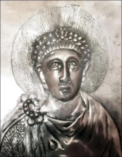 Peu de temps après, le 28 février 380, Rome proclame le christianisme comme religion officielle de l'empire et interdit toutes les autres religions. Le pape est alors Sirice. Mais comment se nomme l'empereur de Rome ?