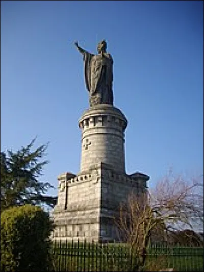 1088, Eudes de Châtillon est élu pape. En 1095, il lance 'l'appel de Clermont' et, par ce prêche, lance un vaste mouvement qui aboutira à la première croisade. Sous quel nom siège-t-il, jusqu'en 1099 ?