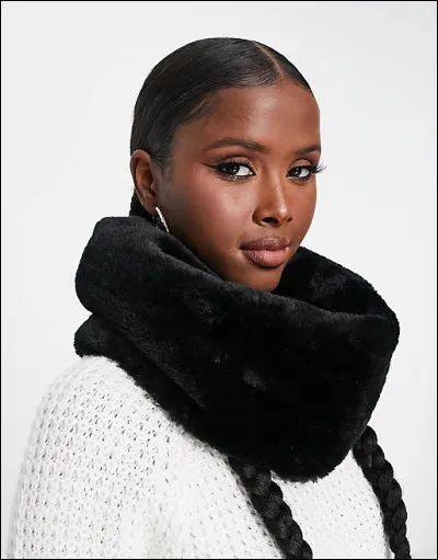 Que porte cette femme ?