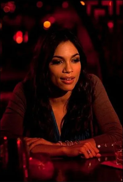 Dans quel film Rosario Dawson est-elle une femme qui passe la nuit dans un bar ?