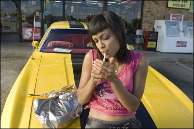 Dans quel film Rosario Dawson est-elle une femme qui décide de tuer le tueur en série qui s'en est pris à elle ?