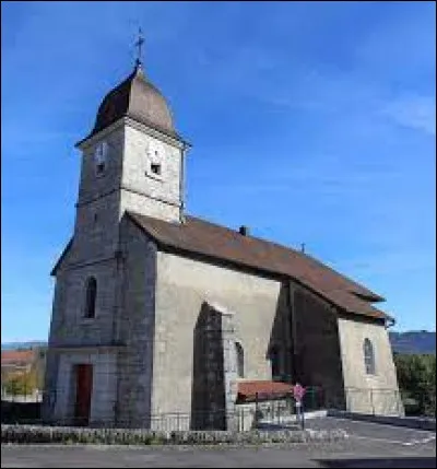 Nous terminons notre balade au pied de l'église de l'Assomption-de-la-Bienheureuse-Vierge-Marie, à Vosbles. Ancienne commune Jurassienne, elle se situe en région ...