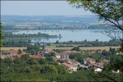Nous partons maintenant en Lorraine, près du lac de Madine (que l'on voit au fond sur l'image), à Nonsard-Lamarche. Village de l'arrondissement de Commercy, dans le parc naturel régional de Lorraine, il se situe dans le département ...