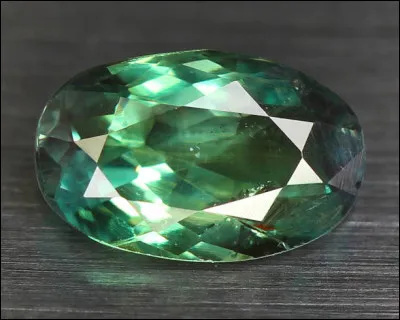 Quel est le nom de la pierre qui change de couleur selon l'angle sous lequel on la regarde et selon l'éclairage ?