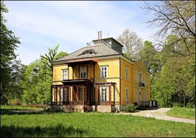 Quel était le nom d'une tenure correspondant à une parcelle agricole suffisamment importante pour nourrir une famille ?