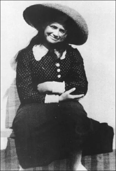 Par sa mère de qui est-elle l'arrière-petite-fille ?