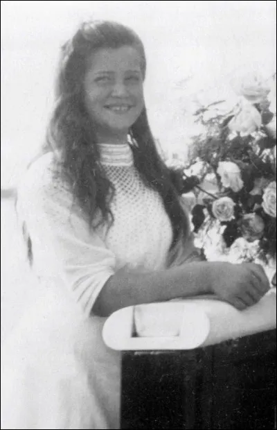 Dans la nuit du 16 juillet au 17 juillet 1918, Maria et sa famille sont réveillés. On leur demande de se préparer pour un voyage dont on tait la destination. Ils sont conduits vers une pièce dans lentresol. Lex-empereur fait apporter deux chaises pour lui et sa femme. Un peloton dune douzaine dhommes armés apparaît. Que fait Maria à la vue de cette scène ?