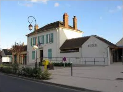 Ancienne commune francilienne, entre Fontainebleau et Nemours, Épisy se situe dans le département ...