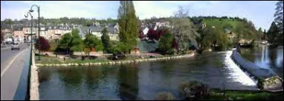 Je vous propose une petite pause sur les bords de l'Orne, à Pont-d'Ouilly. Village sur la route reliant Falaise à Condé-sur-Noireau, à la confluence de l'Orne et du Noireau, il se situe dans le département normand ...