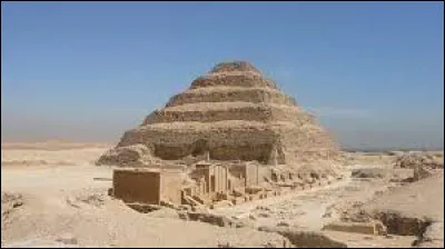 Sous le règne de quel pharaon fut construite la toute première pyramide ?