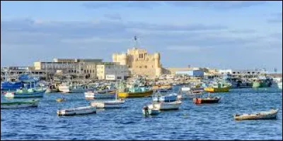 Pour quelle merveille du monde antique aujourd'hui disparue, la ville d'Alexandrie est-elle connue ?