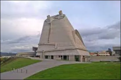 Quel célèbre architecte avait pour vrai nom Charles-Édouard Jeanneret-Gris ?