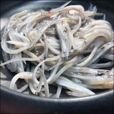 Quel est le nom donné aux alevins de l'anguille d'Europe, un mets très fin et très apprécié ?